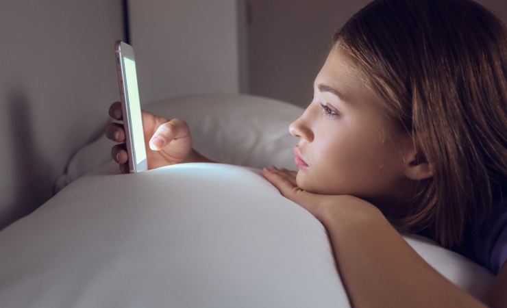 ragazza che guarda smartphone