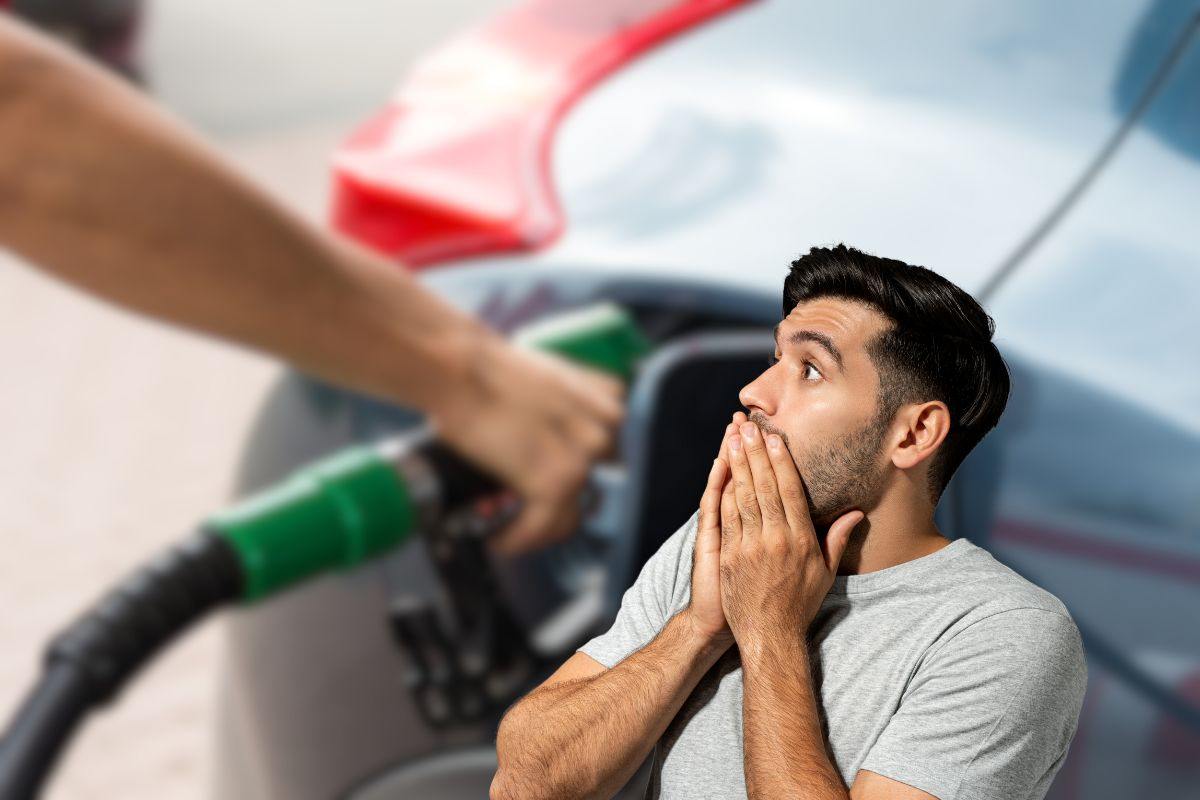 uomo spaventato mentre fa benzina